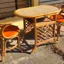 49 900 ft * Rattan asztal + 2 db karfás szék (asztal: 100szél 60mély 70mag) 251027_032